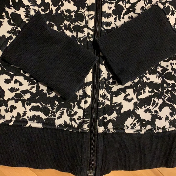🌟HP🌟VEUC Lululemon Cozy Cuddle Up Jacket Fleur Sombre White & Black - size 8 - Picture 4 of 17